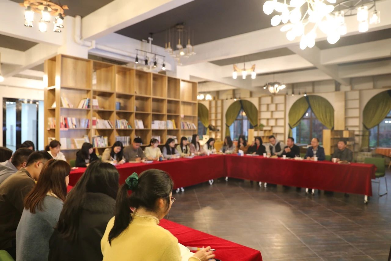 青春獻(xiàn)教育，成長(zhǎng)在崗位 黨支部、工會(huì)組織青年教師座談會(huì)