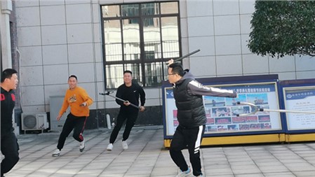 強(qiáng)化反恐防暴演練 提高安全防范意識(shí) 學(xué)校聯(lián)合公安部門舉行反恐防暴演練