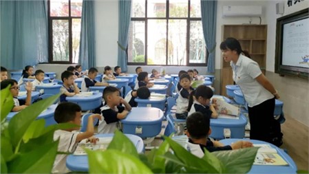 市教體局黨組成員、副局長朱新和一行指導(dǎo)長郡郡華學(xué)校開學(xué)工作