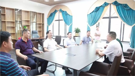 岳陽市委常委、統(tǒng)戰(zhàn)部部長熊煒考察長郡教育集團(tuán)岳陽郡華學(xué)校